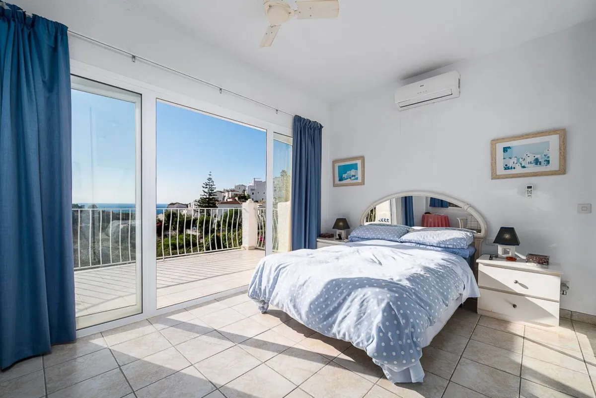 3-floor villa with pool and lovely garden in Nerja - Image 2