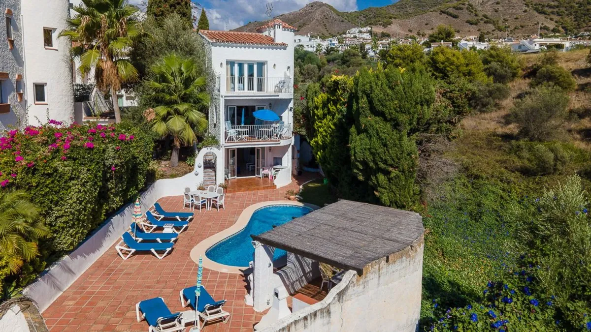 3-floor villa with pool and lovely garden in Nerja - Image 1