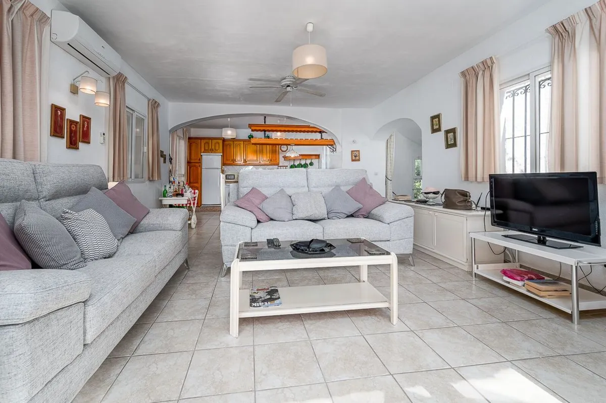 3-floor villa with pool and lovely garden in Nerja - Image 4