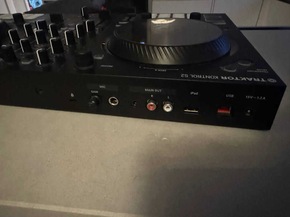 Traktor S2 mk3 DJ decks - Image 3