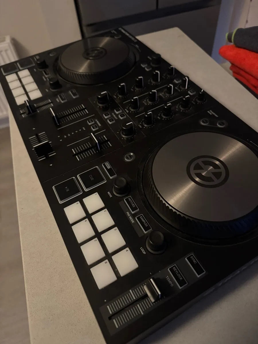 Traktor S2 mk3 DJ decks - Image 2