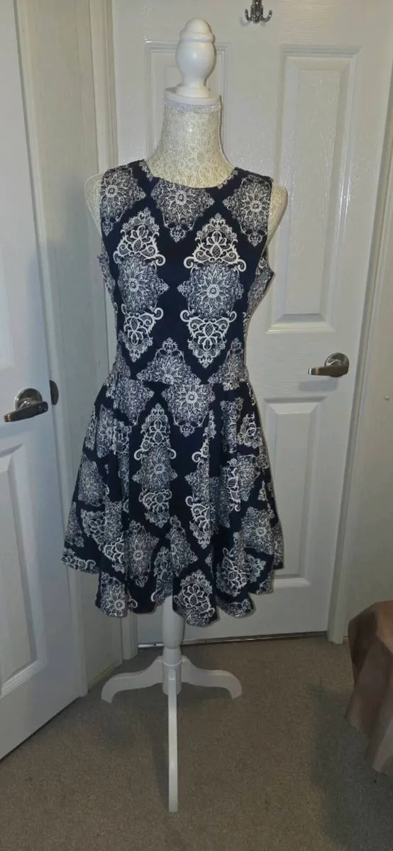 Mandi Navy White Baroque Skater Dress Size 12 New - Image 1