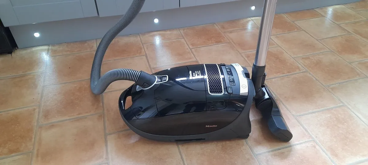 Miele vacuum cleaner - Image 1