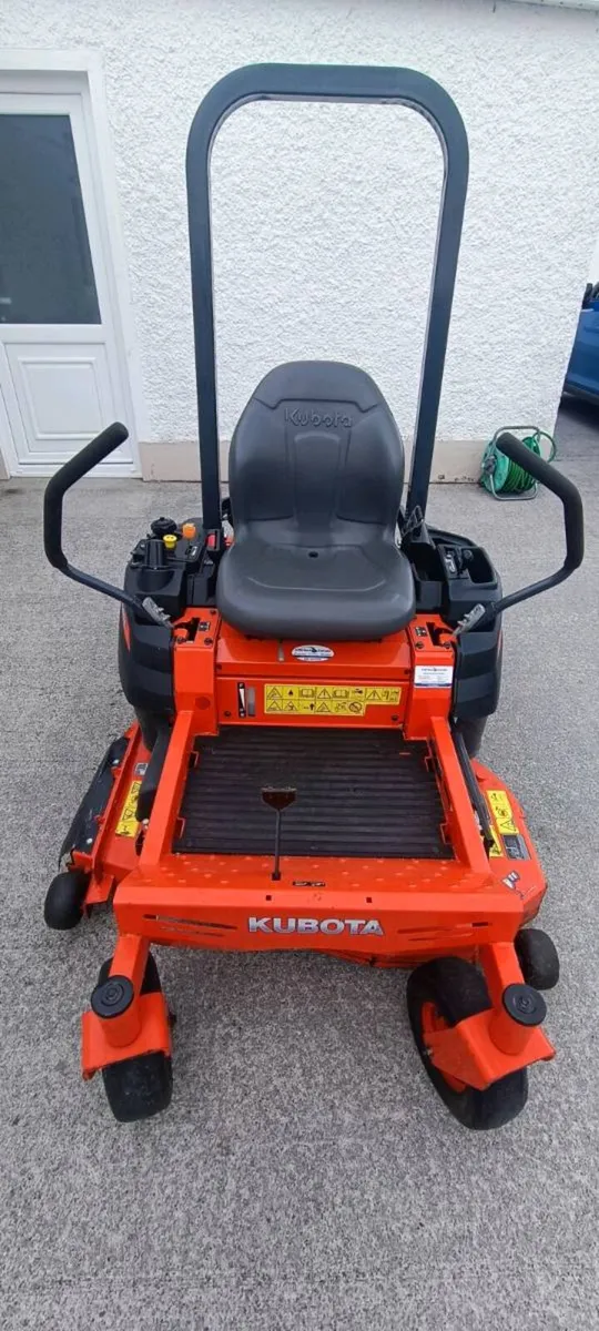 Kubota Z112r zero turn lawnmower - Image 1