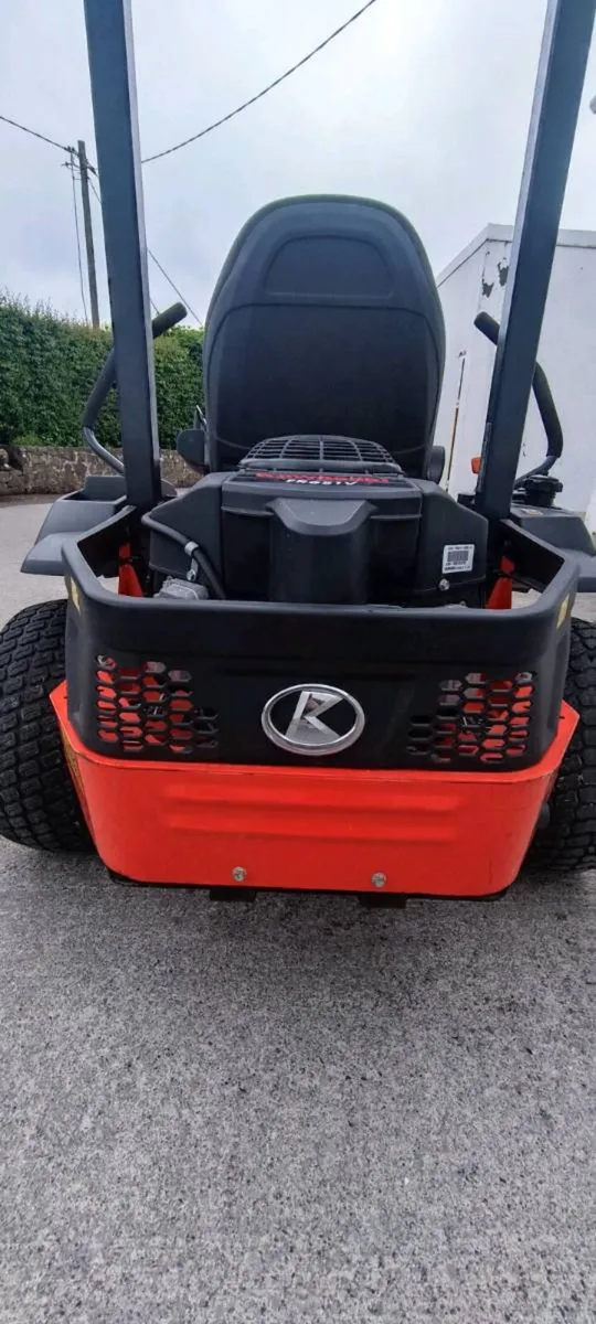 Kubota Z112r zero turn lawnmower - Image 3