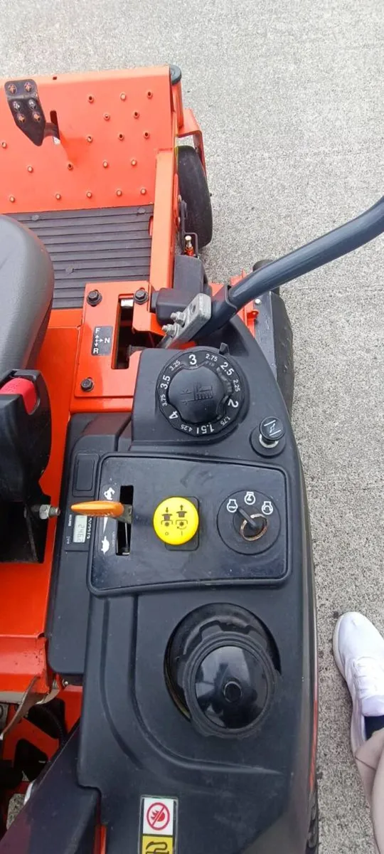 Kubota Z112r zero turn lawnmower - Image 4
