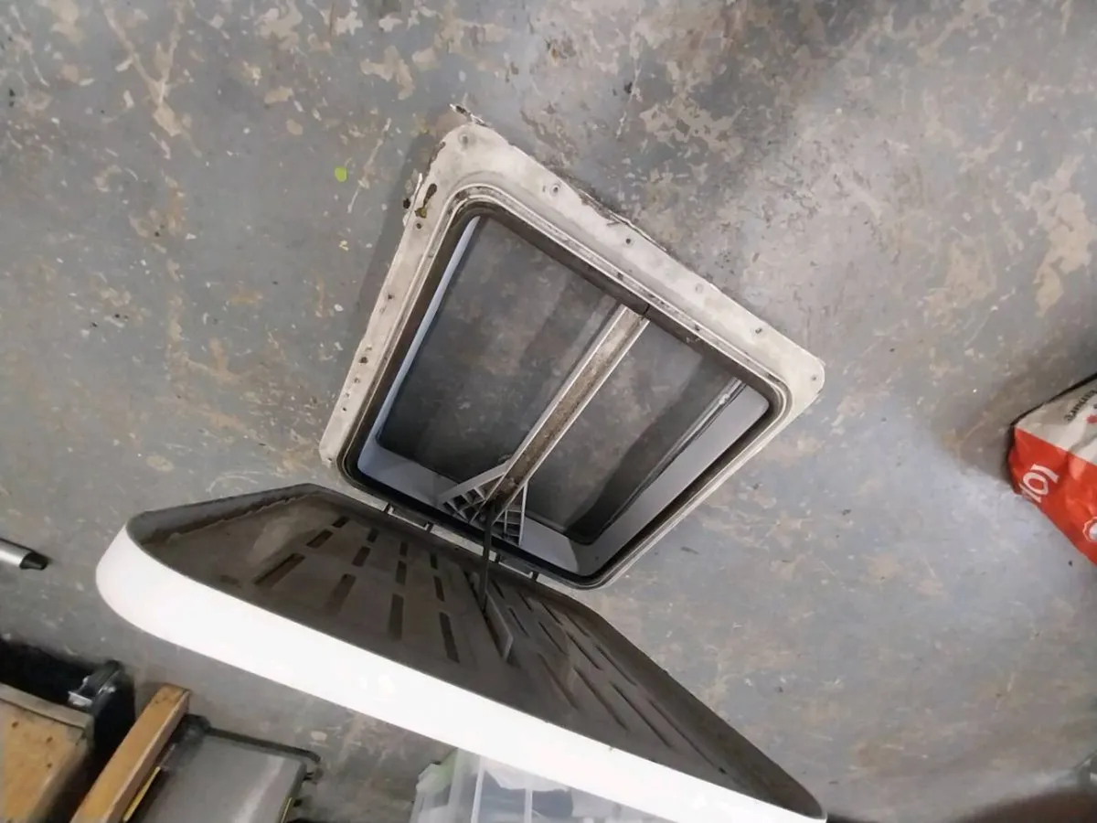 Camper roof skylight - Image 3