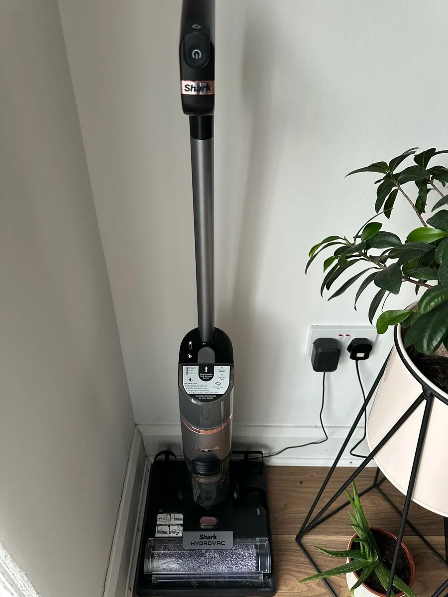 2 in 1 Shark Vacuum cleaner - Image 2