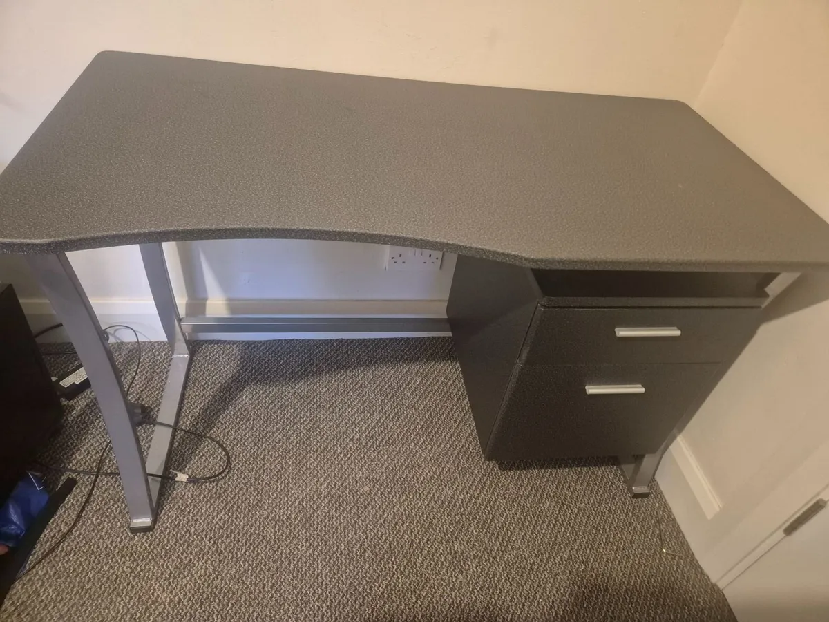 Office chair and desk - Image 2