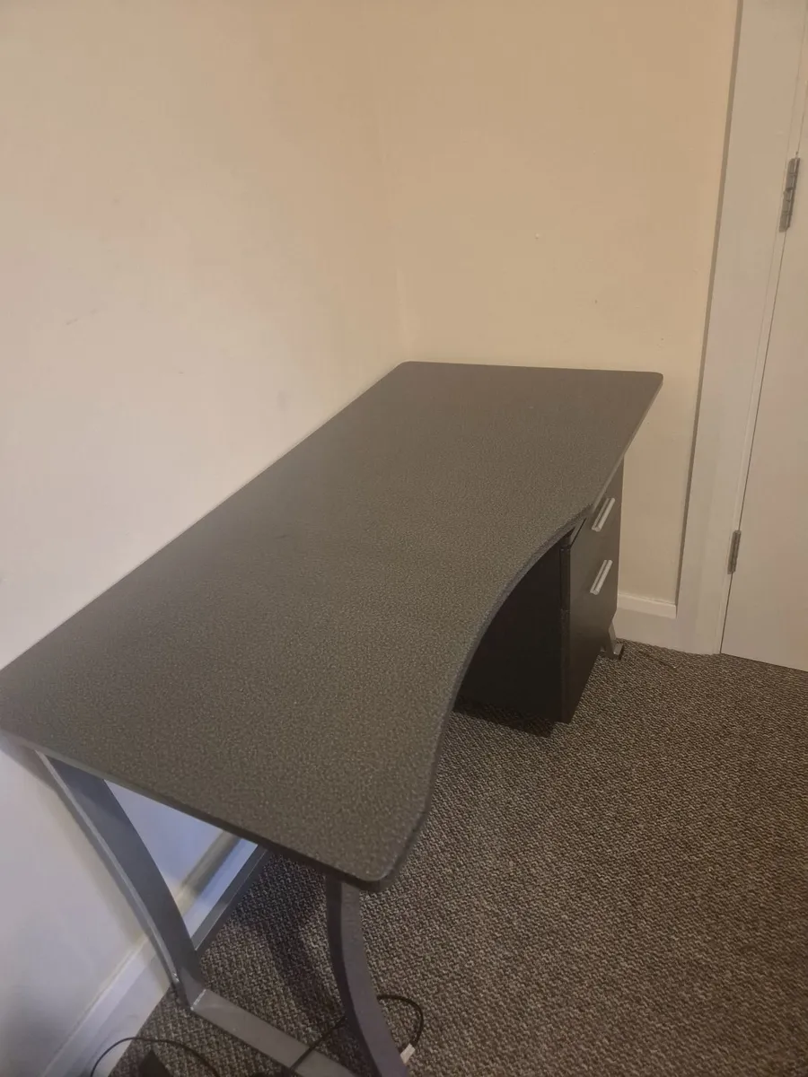 Office chair and desk - Image 3