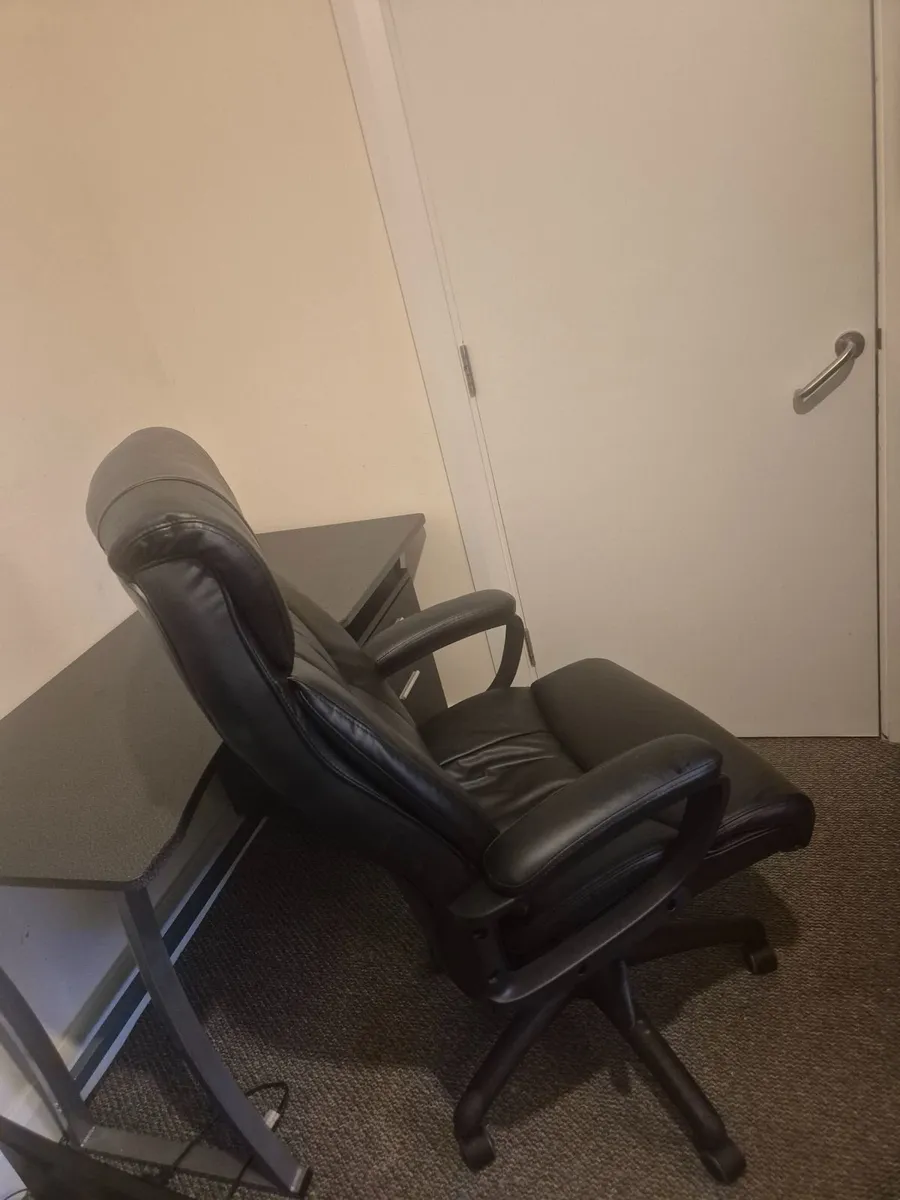 Office chair and desk - Image 1