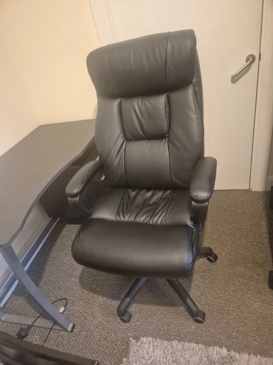 Office chair and desk - Image 4