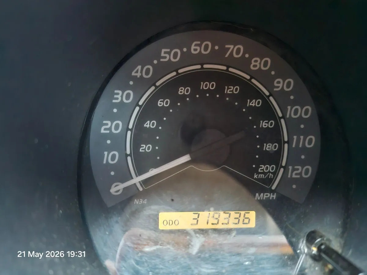 Toyota Hilux 2010 - Image 2