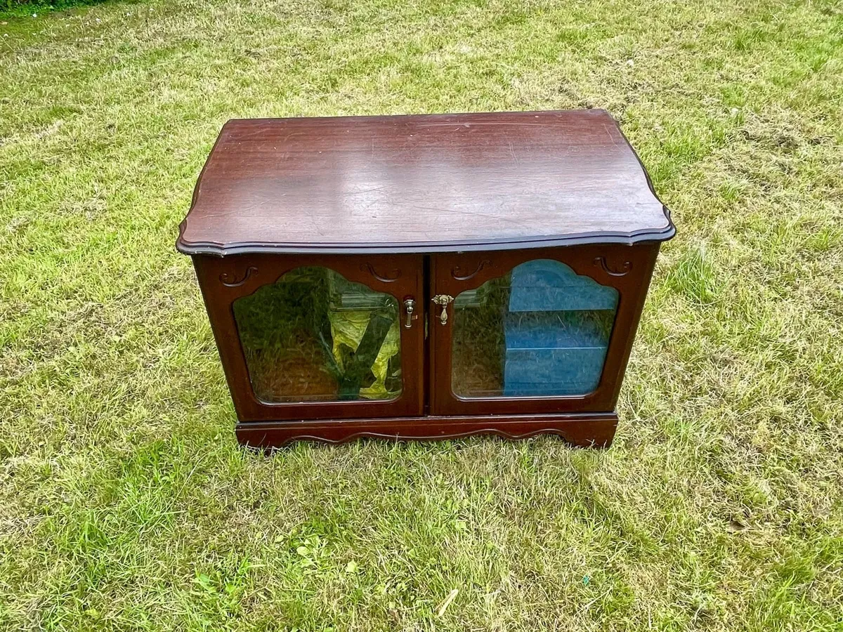 Mahogany glass fronted cabinet - Image 3