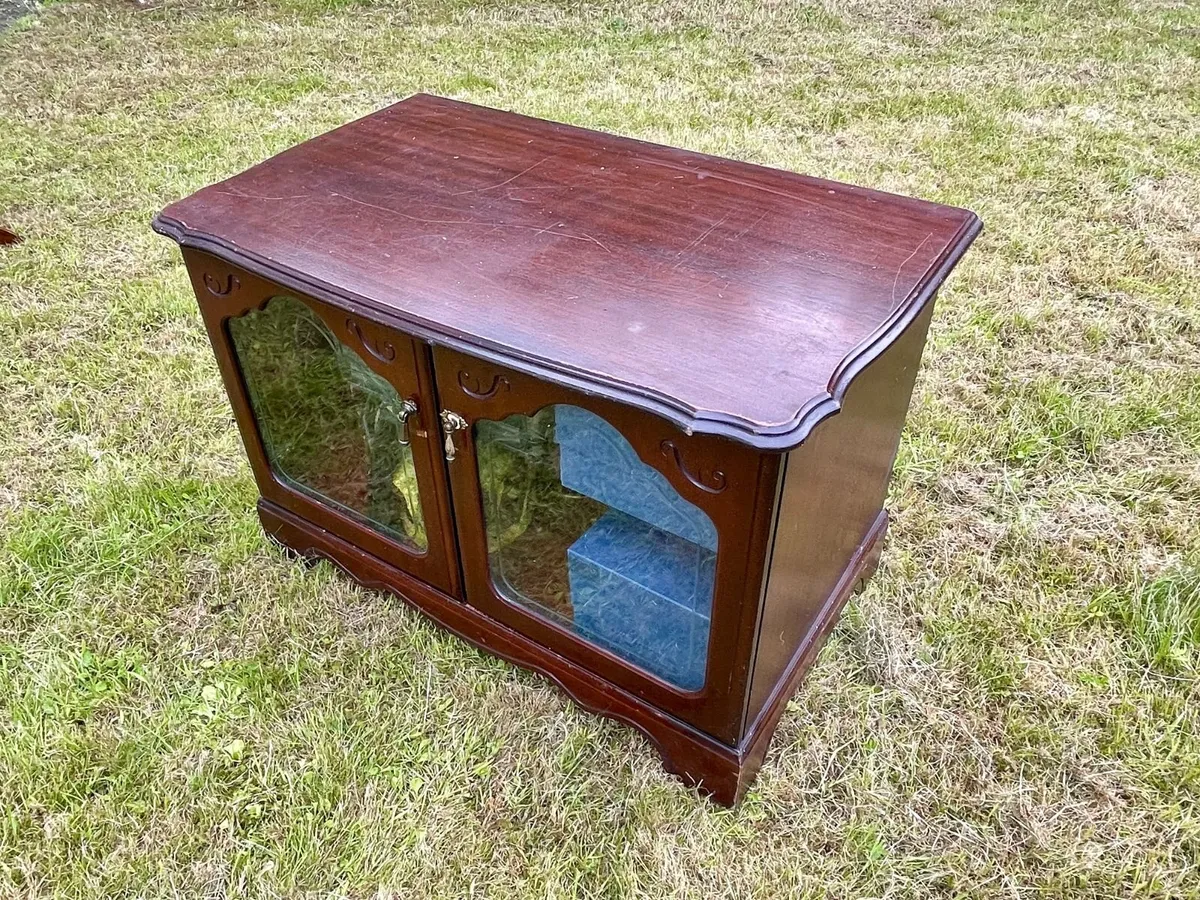 Mahogany glass fronted cabinet - Image 1
