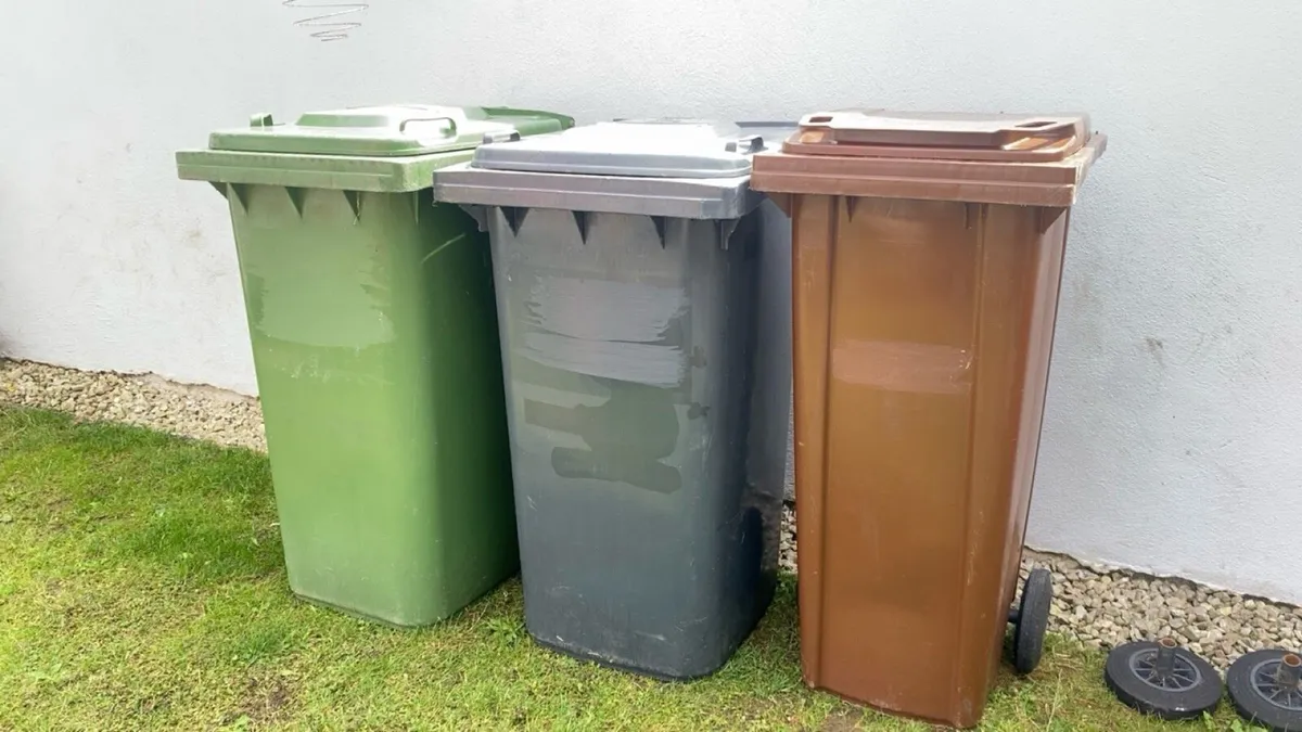 Wheelie bins like new - read description - Image 1