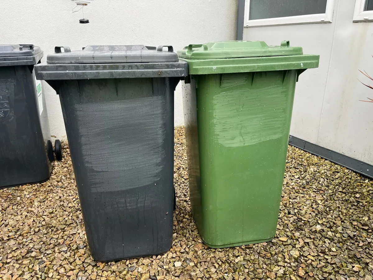 Wheelie bins like new - read description - Image 4