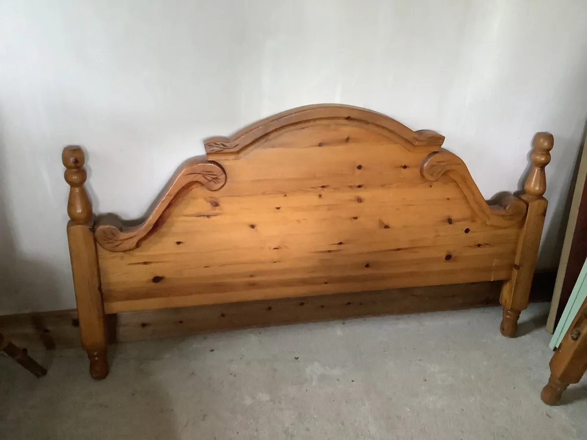 Ornate wooden bed frame - Image 2