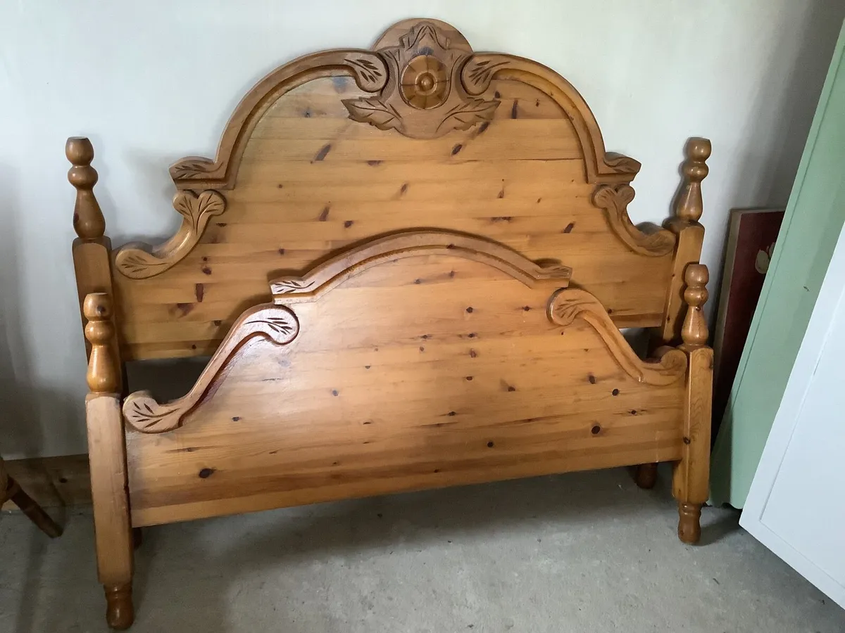 Ornate wooden bed frame - Image 3