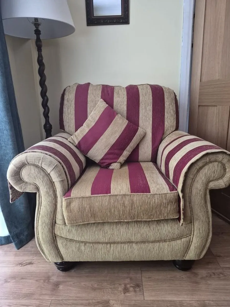 3 seater sofa and 2 arm chairs - Image 2