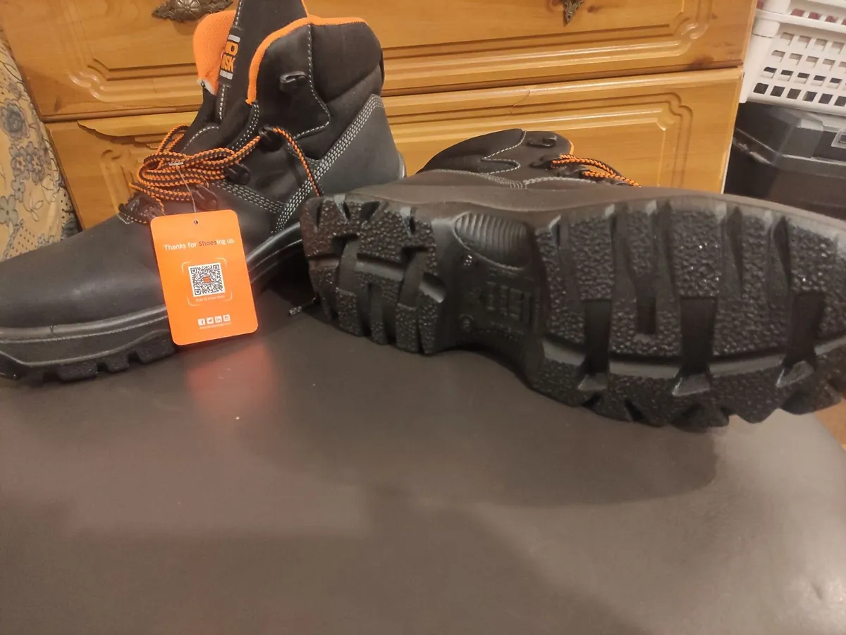 Boots - Image 4
