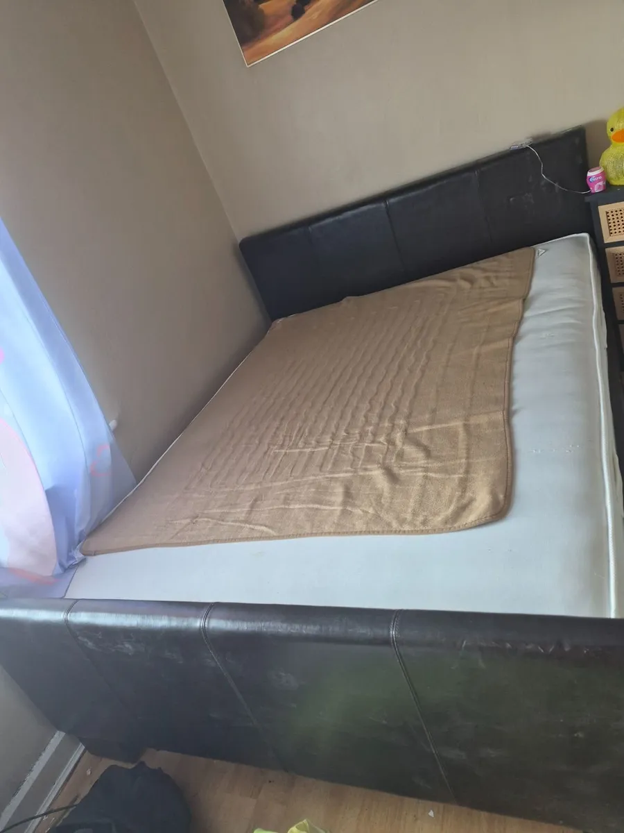 King size leather bed with timber frame - Image 1