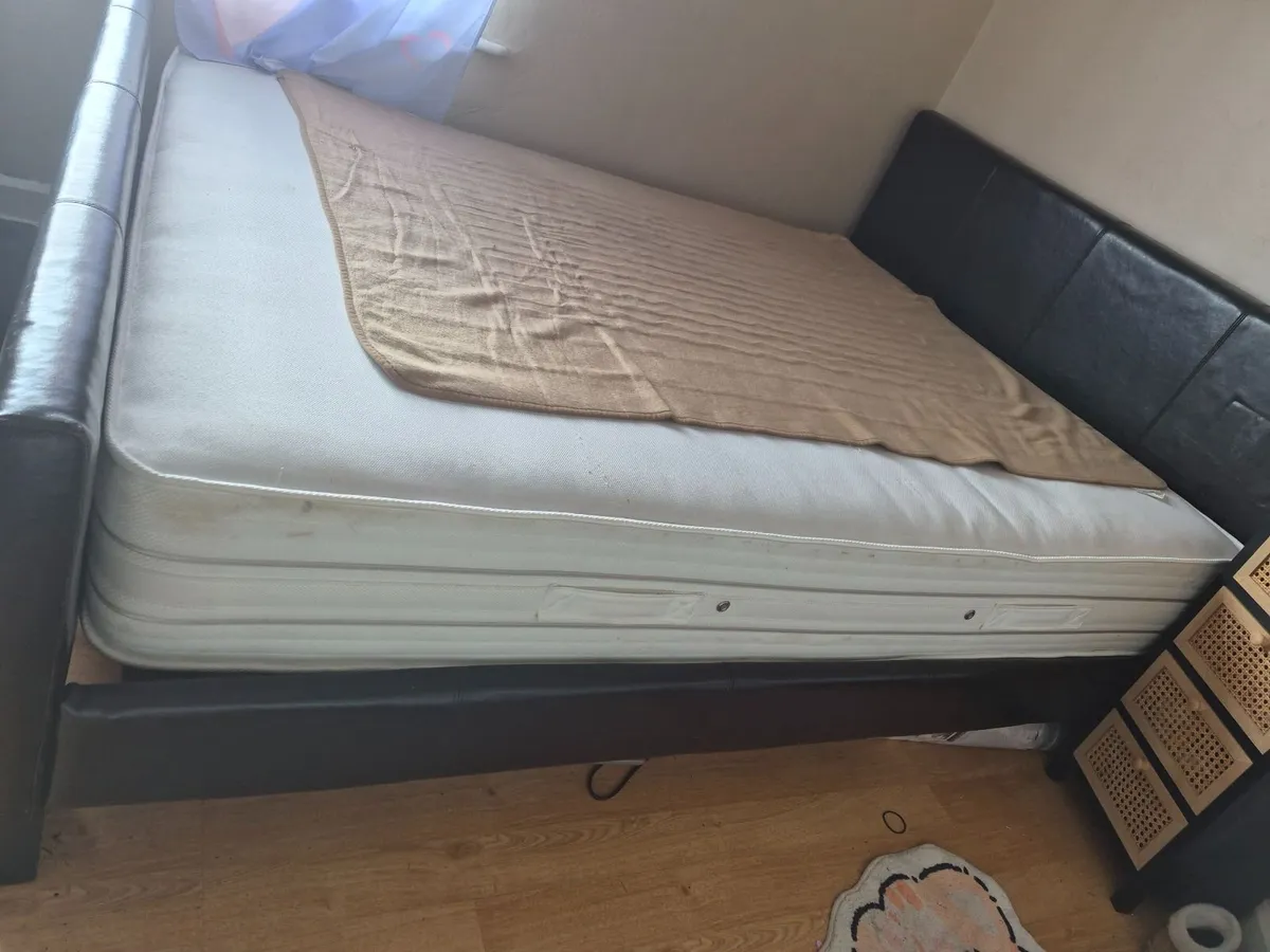 King size leather bed with timber frame - Image 2