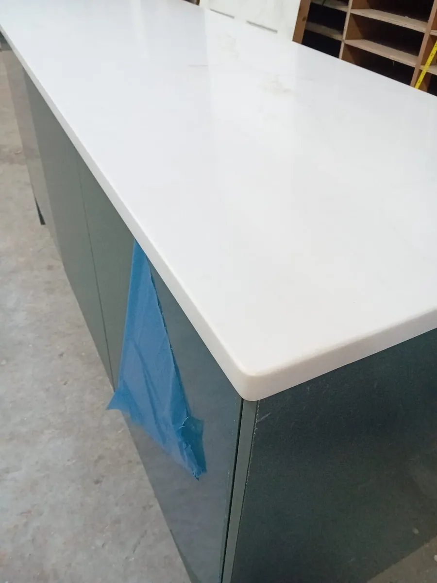 Kitchen island - Image 1