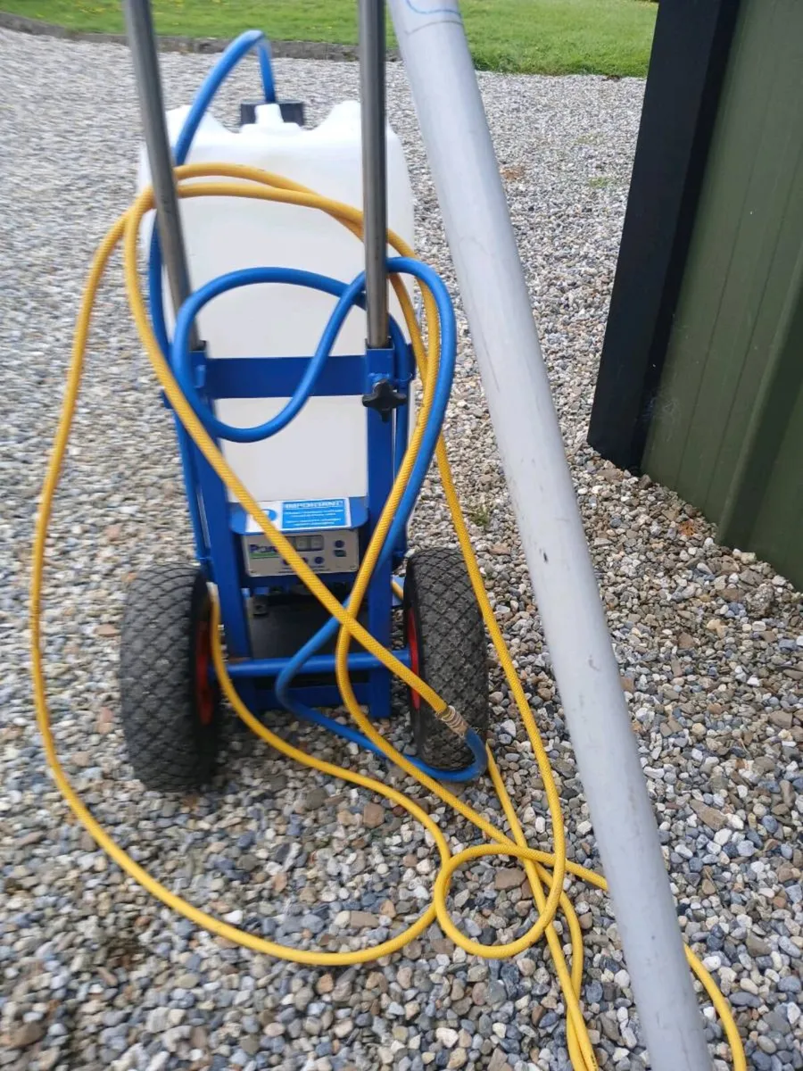 Trolley system for window cleaning - Image 2