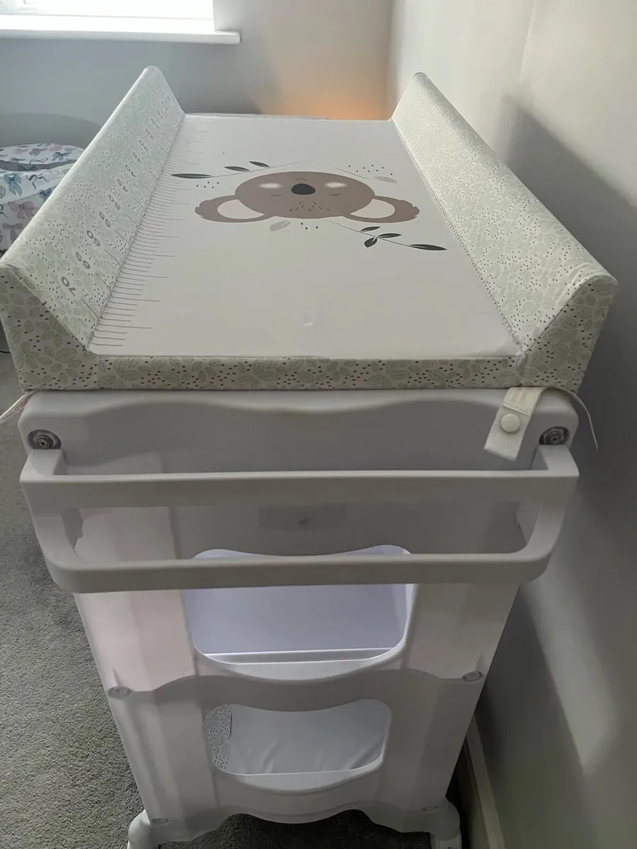 Baby elegance electric bedside crib & other items - Image 2