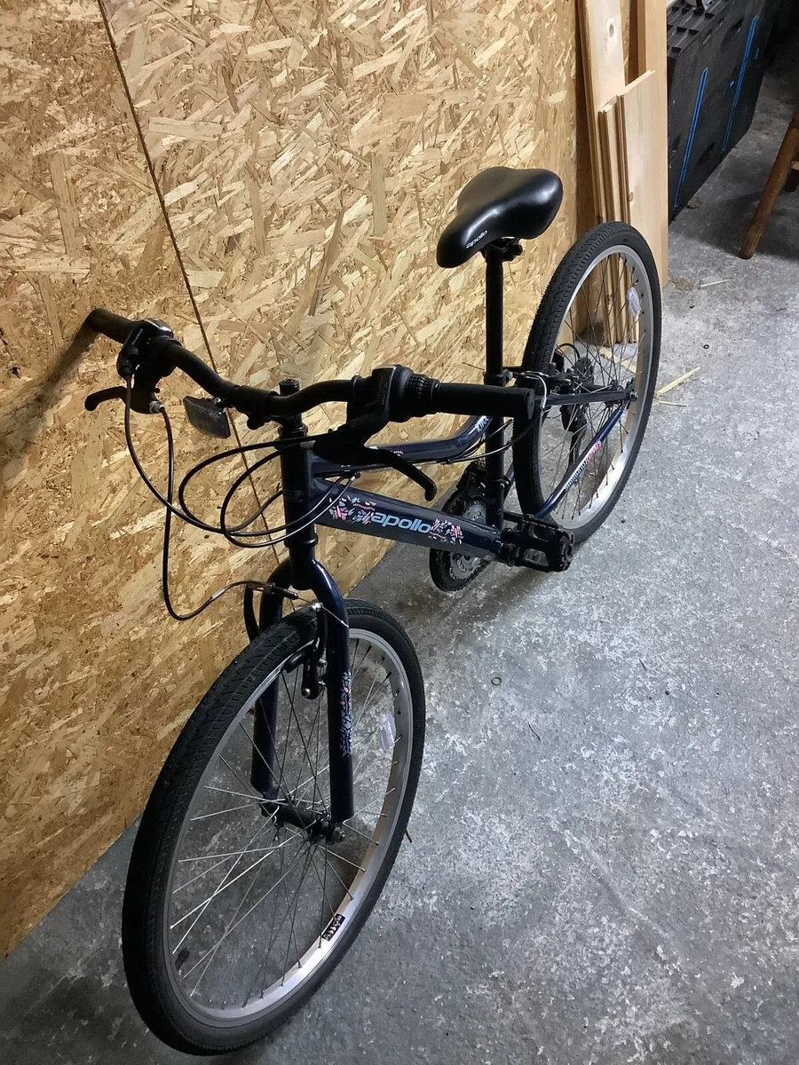 Girls bike Halfords - Image 1