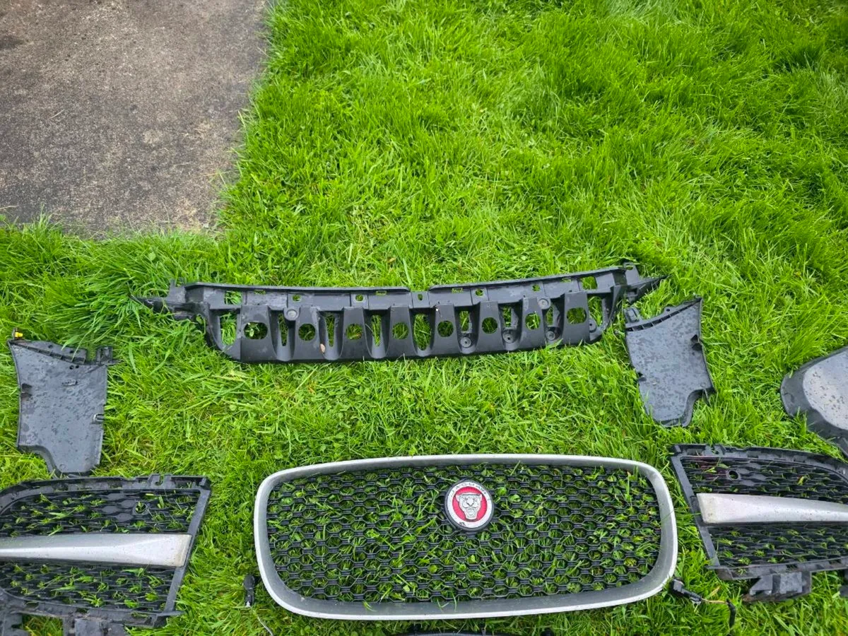 Jaguar xf x260 R Sporr ftont bumper parts - Image 4
