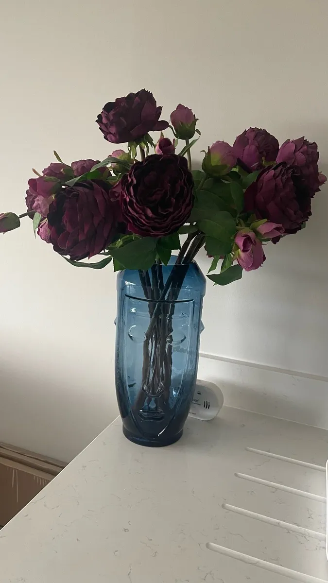 Blue glass Vase And 10 Peony Roses - Image 3