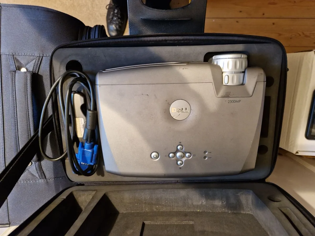 Dell Projector in Lovely Leather Case with Manual - Image 1