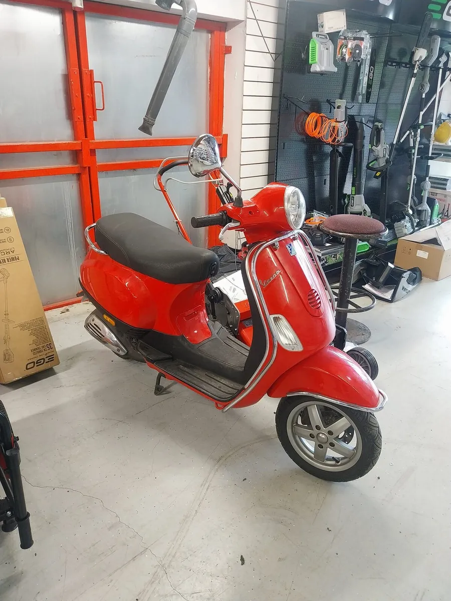 Vespa 50cc scooter - Image 1