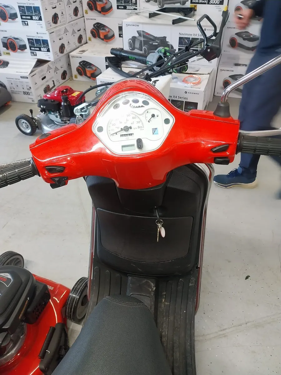 Vespa 50cc scooter - Image 2