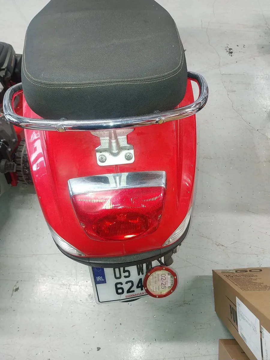 Vespa 50cc scooter - Image 3