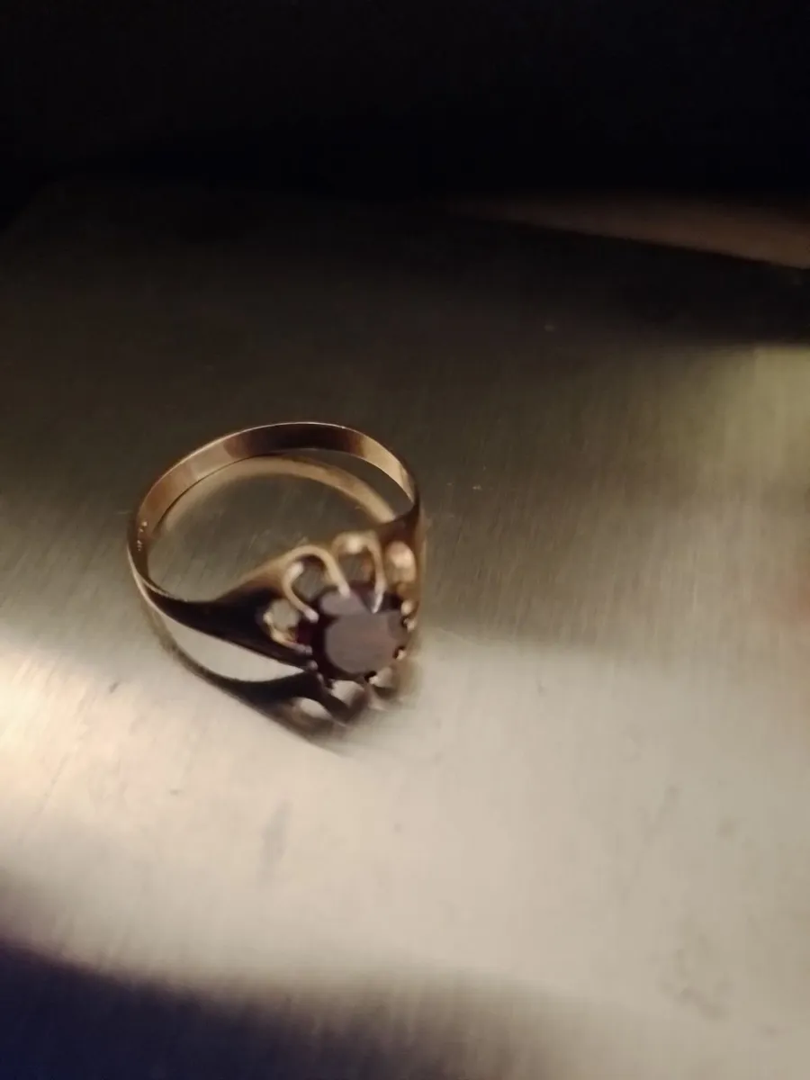 9ct Gold Ring with Garnet - Image 3