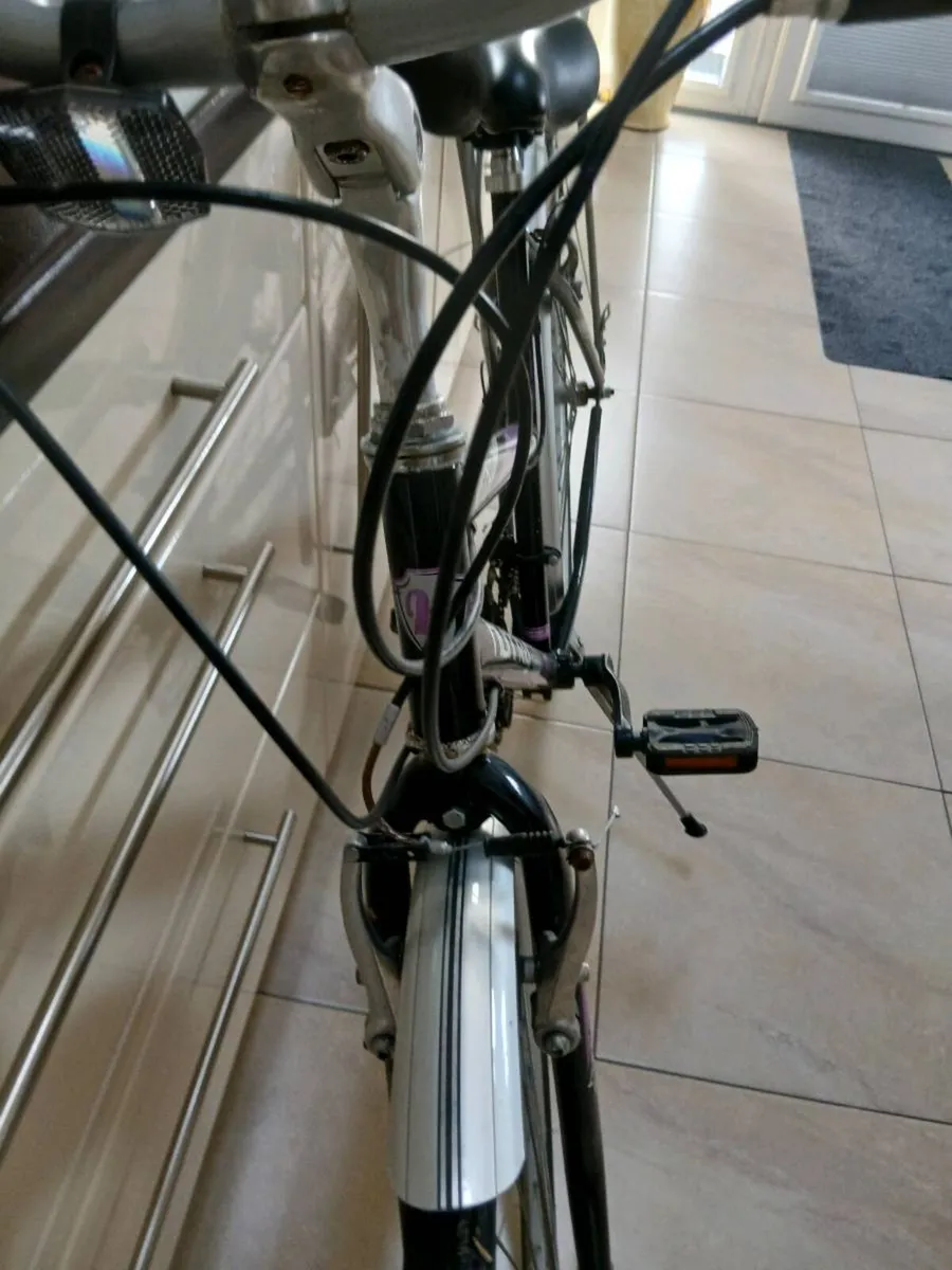 LADIES BIKE 28 INCH WHEELS AS NEW - Image 3