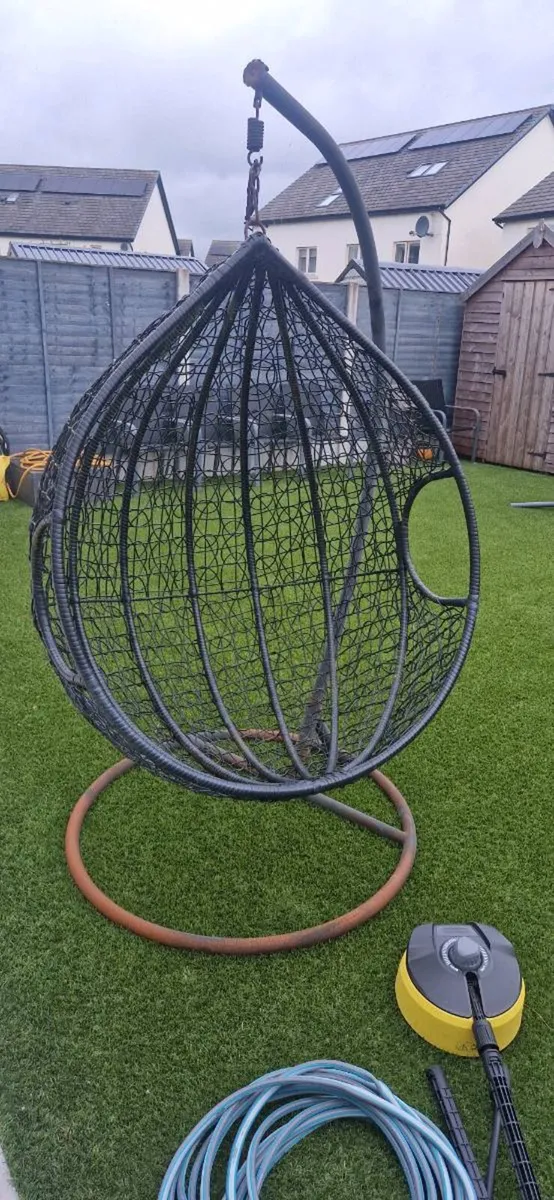 2 x egg chairs - Image 1
