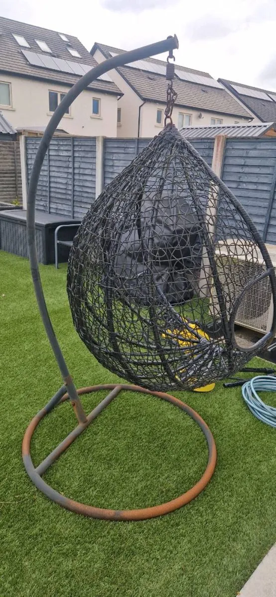 2 x egg chairs - Image 2