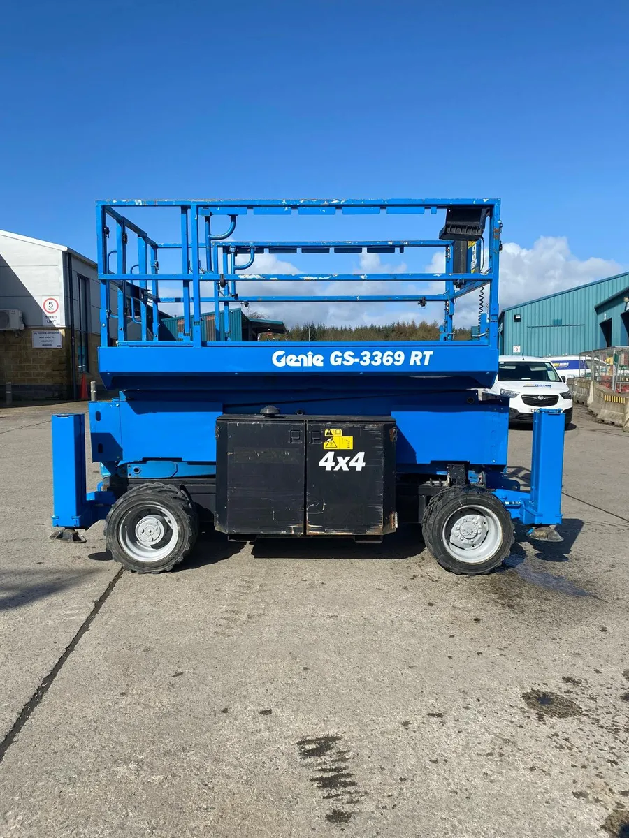2014 GENIE GS3369RT 39FT DIESEL SCISSOR LIFT - Image 4