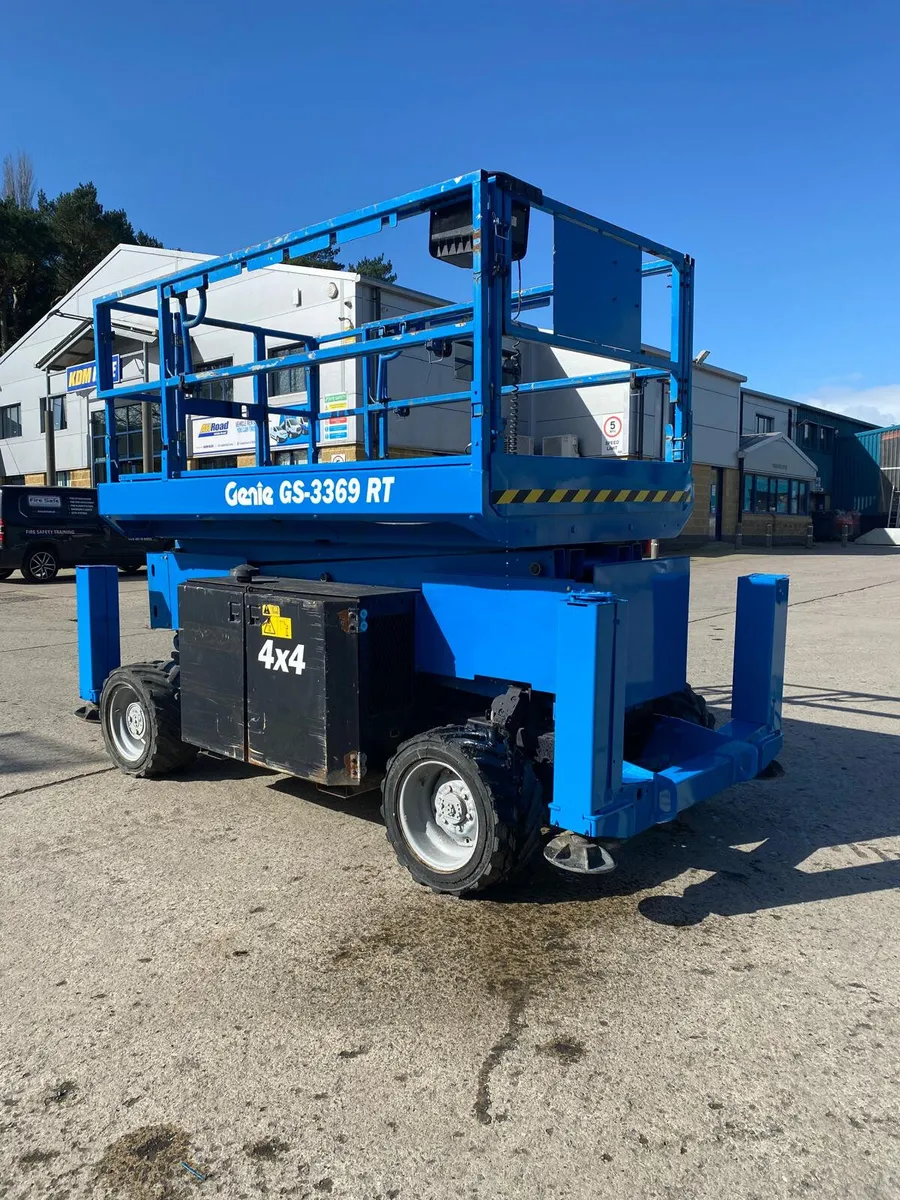 2014 GENIE GS3369RT 39FT DIESEL SCISSOR LIFT - Image 3