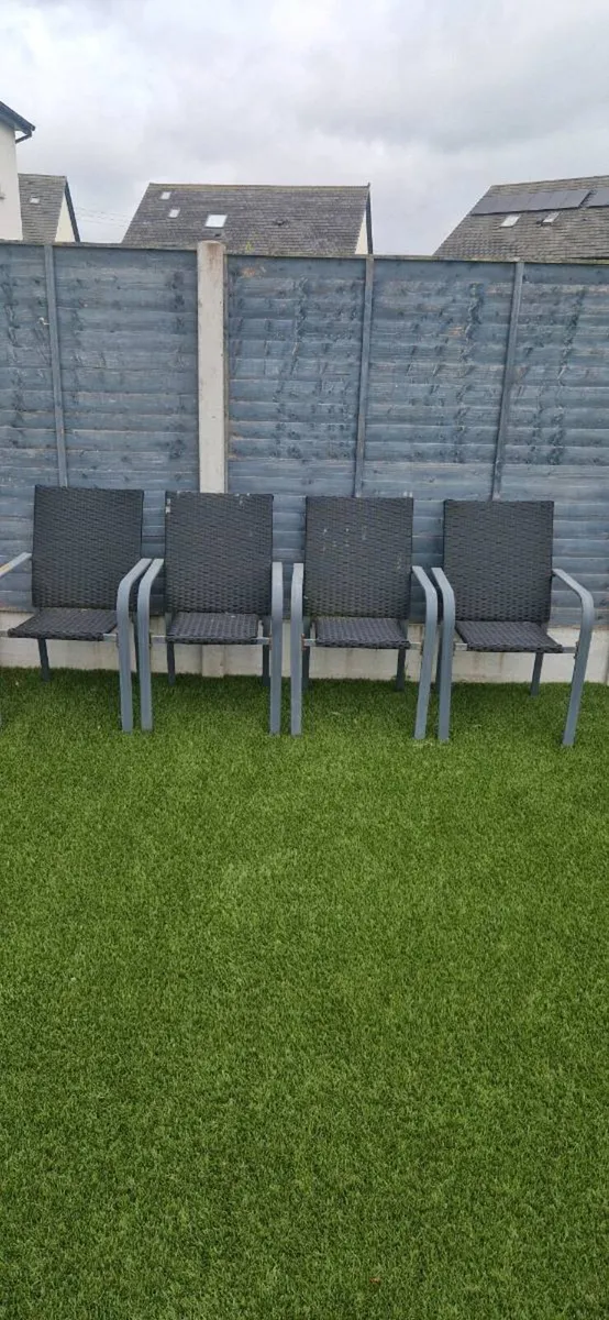 Garden table + 6 chairs - Image 2