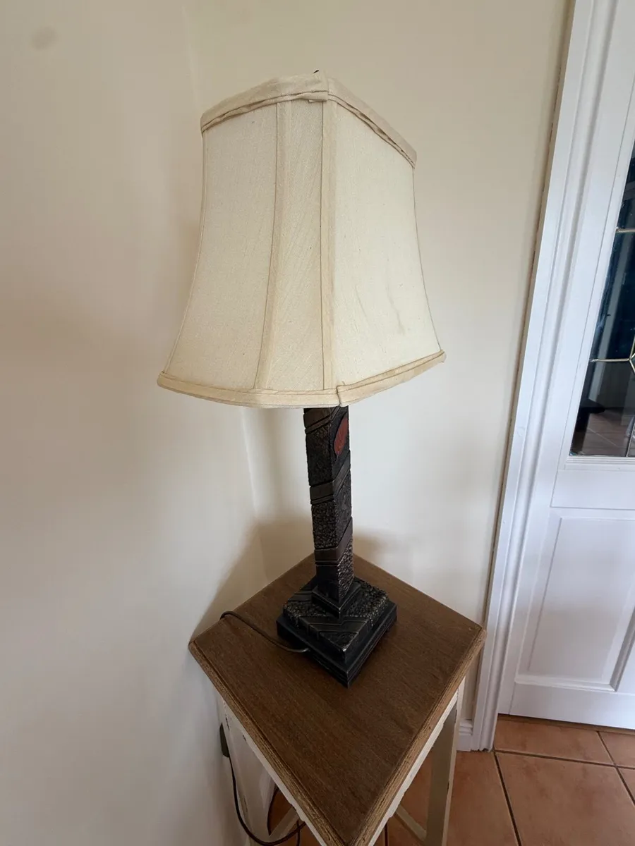 Lamp and table - Image 1