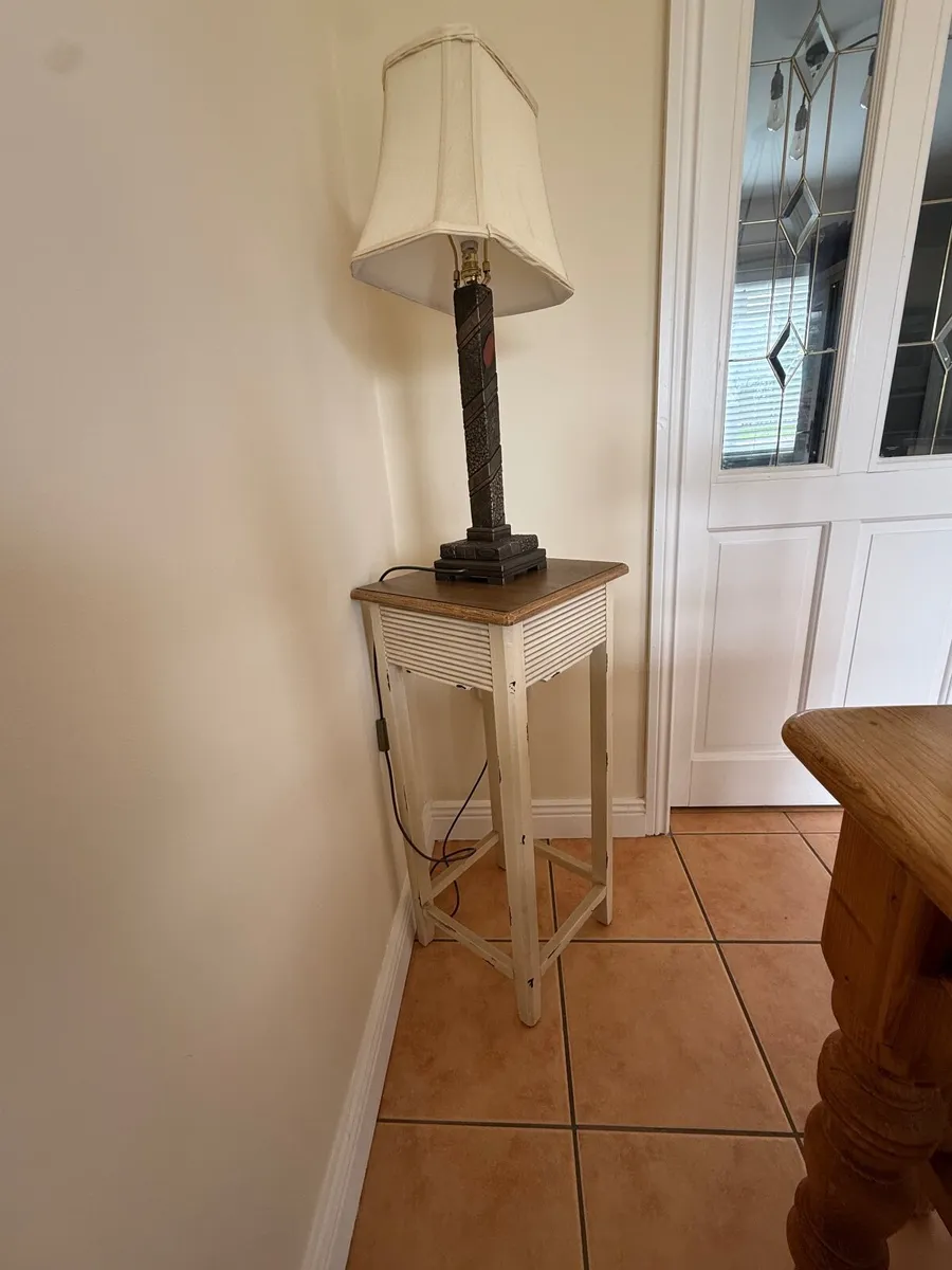 Lamp and table - Image 2