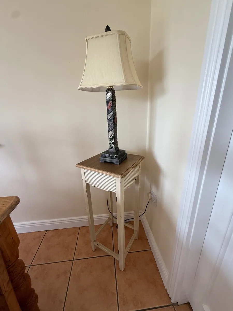 Lamp and table - Image 3