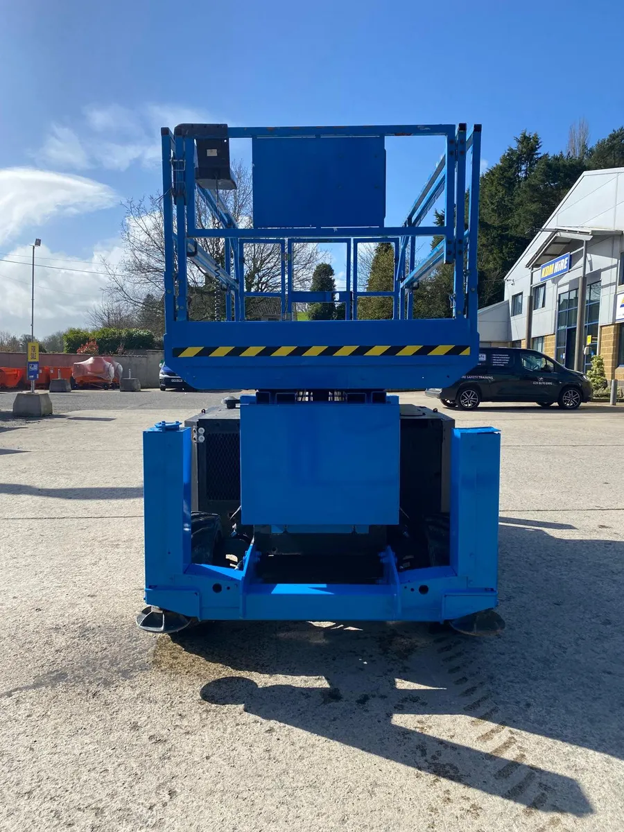 2014 GENIE GS3369RT 39FT DIESEL SCISSOR LIFT - Image 2