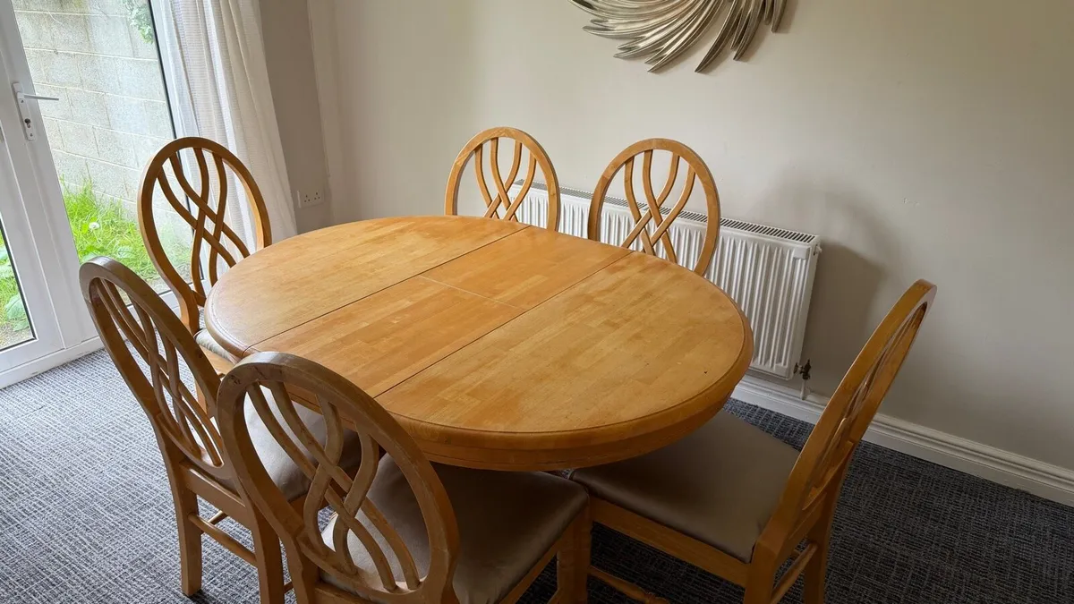 Table and chairs - Image 3