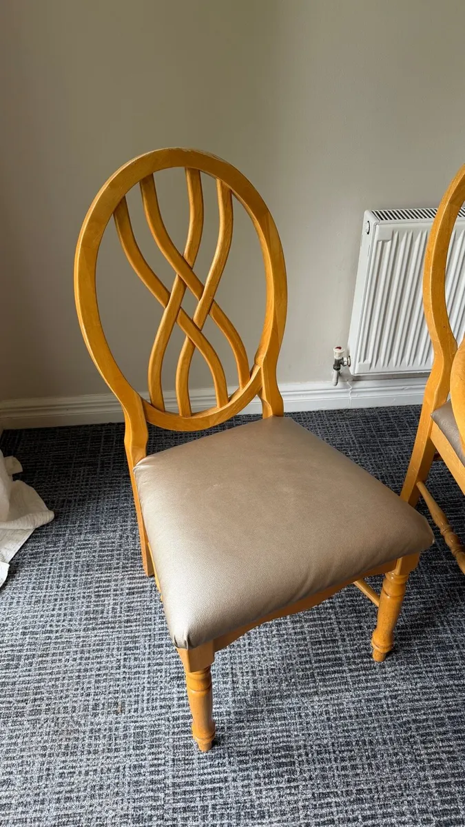 Table and chairs - Image 4
